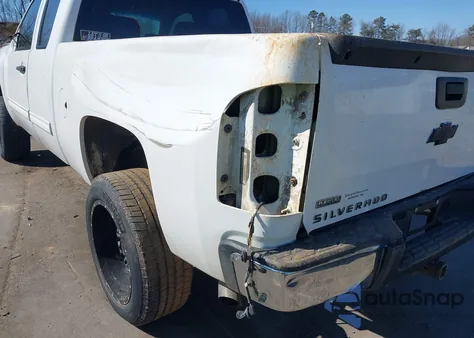 2010 Chevrolet Silverado 1500 Ls z USA, uszkodzony, nr VIN 1GCSCREA3AZ240775